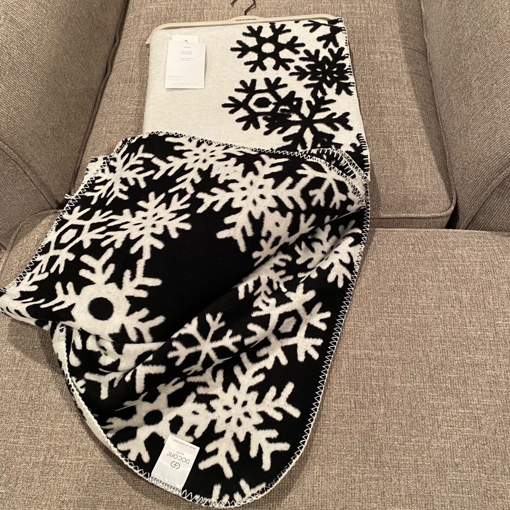 NWT Docofil Winter Blanket Black and White Reversible, Lined with Snowflakes